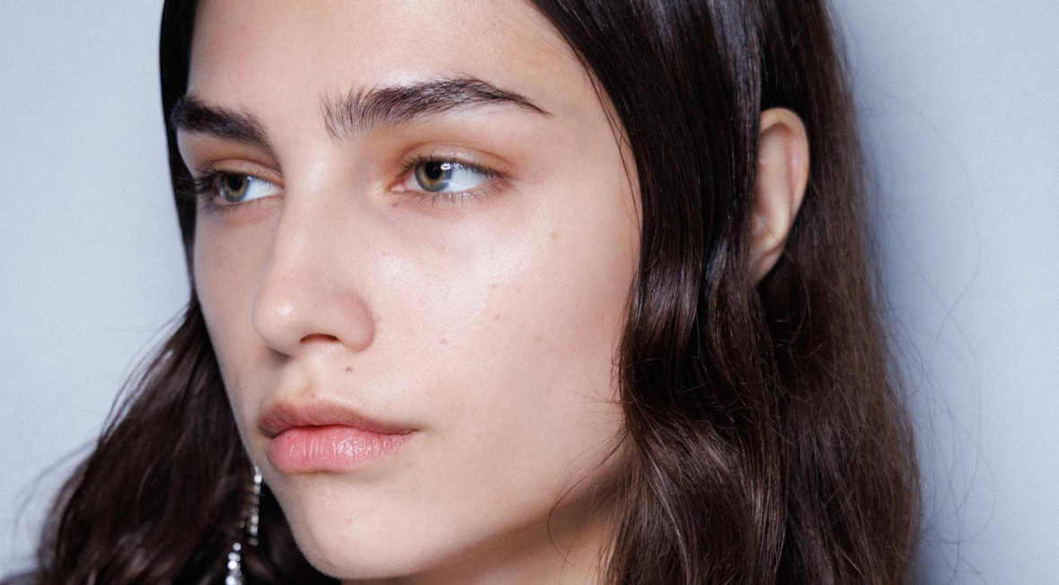 وداعاً ل الماسكارا؟ «No-Mascara Look» يفرض نفسه كأبرز ترندات جمال 2026